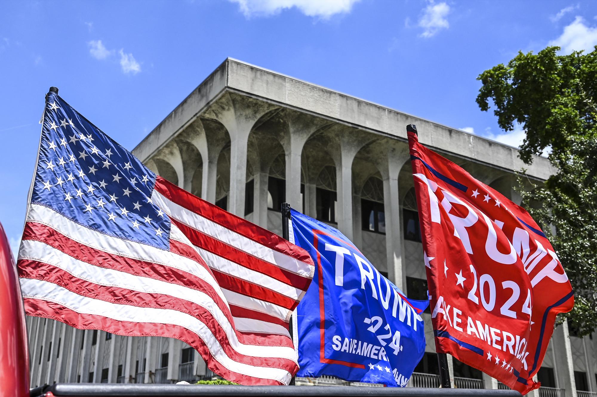 Seguidores de Trump protestaron frente a la corte de Florida antes de la audiencia en que se determinará si se publican los motivos de la redada del FBI a la mansión.