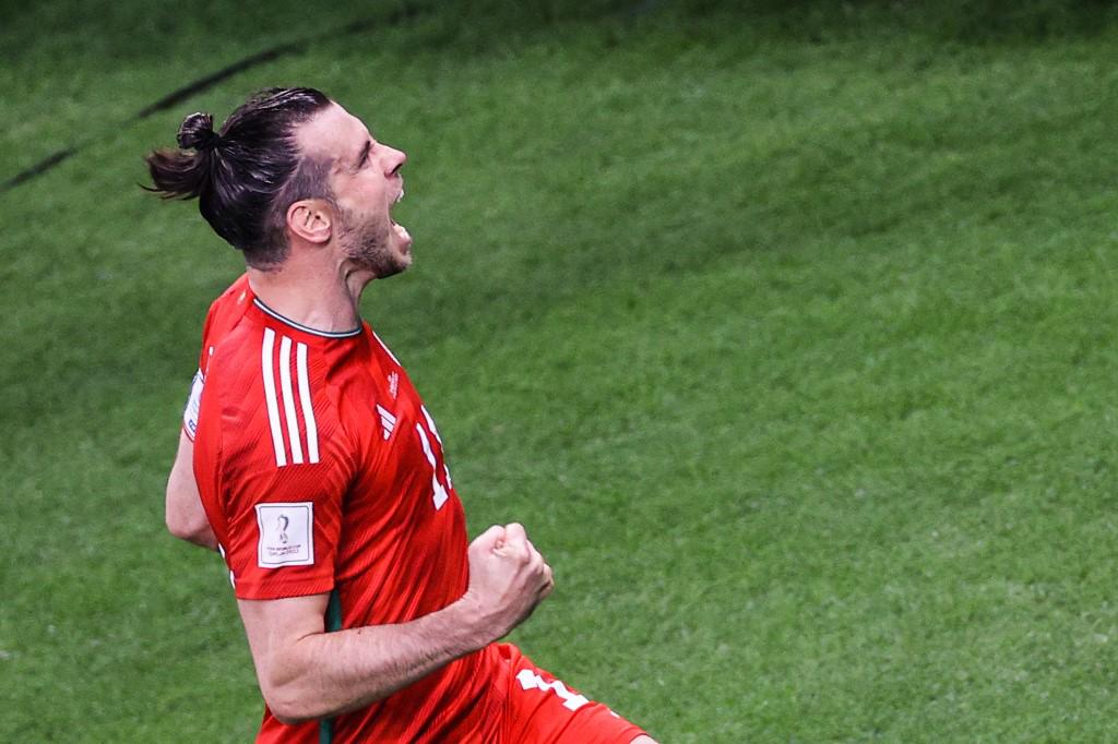 Gareth Bale festejó su gol de penal que evitó la caída de Gales.