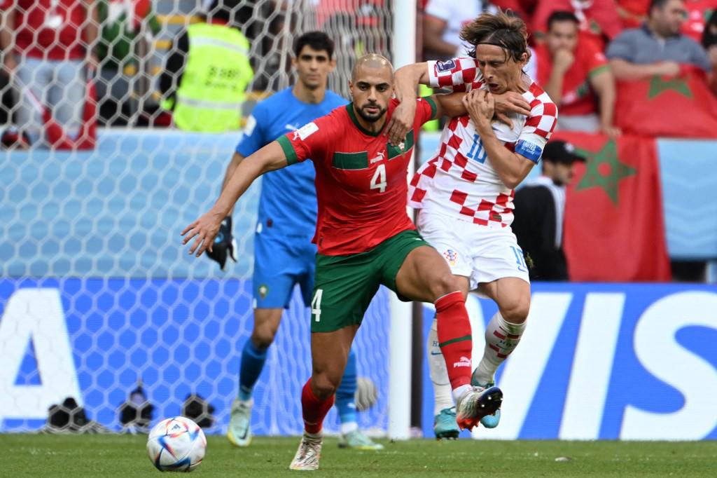 El centrocampista Luka Modric fue bien marcado por la zaga de Marruecos.