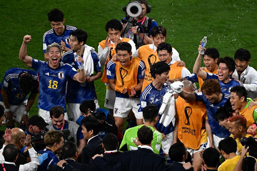 La plantilla de Japón festejó por todo lo alto el triunfo histórico ante Alemania.