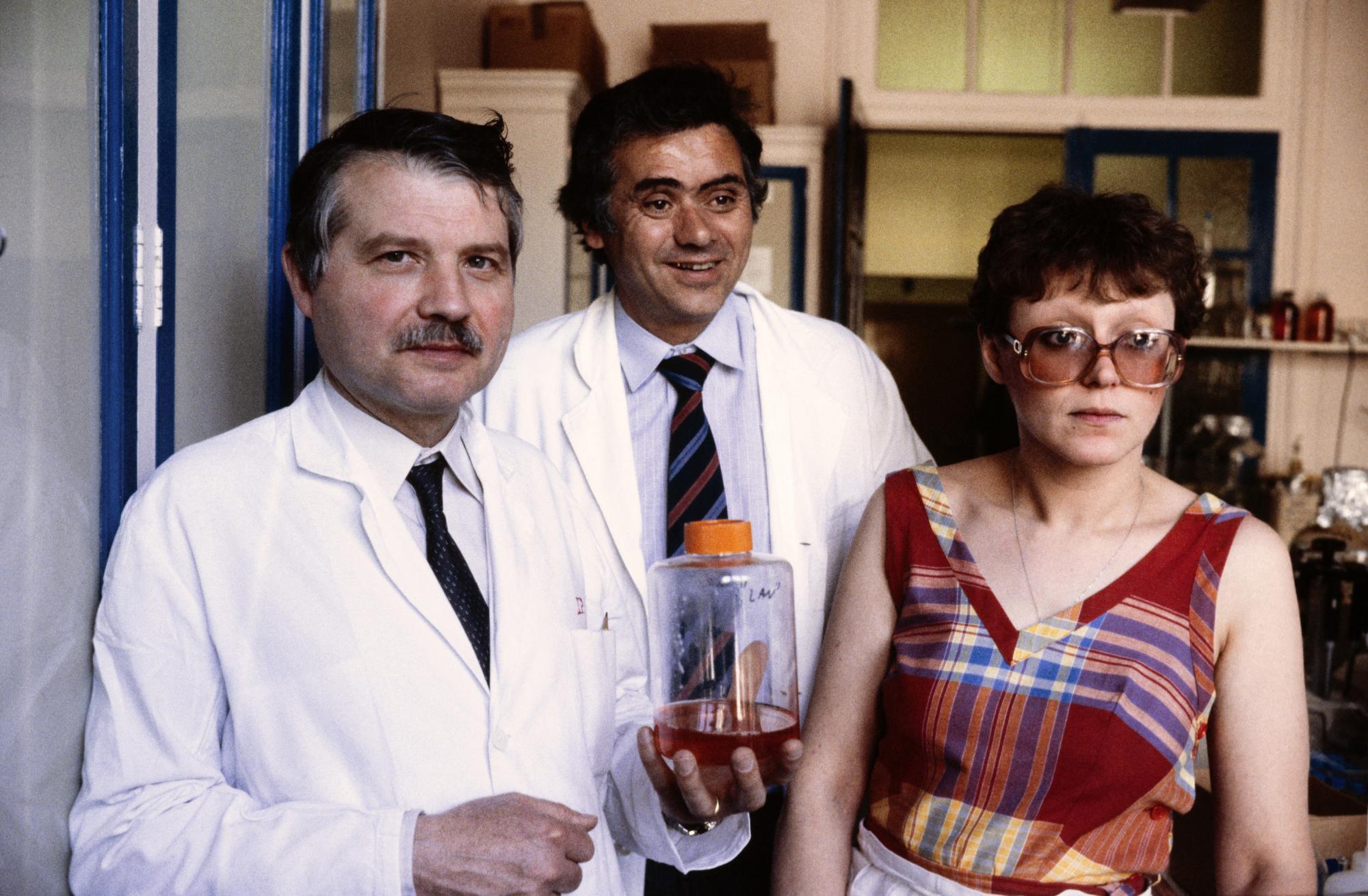 Foto tomada el 25 de abril de 1984 de Luc Montagnier, Jean-Claude Chermann y Francoise Barre-Sinoussi, equipo científico que descubrió el virus VIH, causante del Sida.
