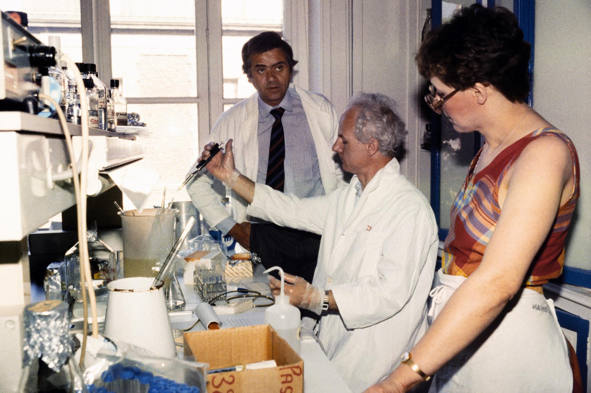 Foto tomada en el laboratorio de los especialistas en 1984, aparecen Jean-Claude Chermann, Luc Montagnier y Francoise Barre-Sinoussi.