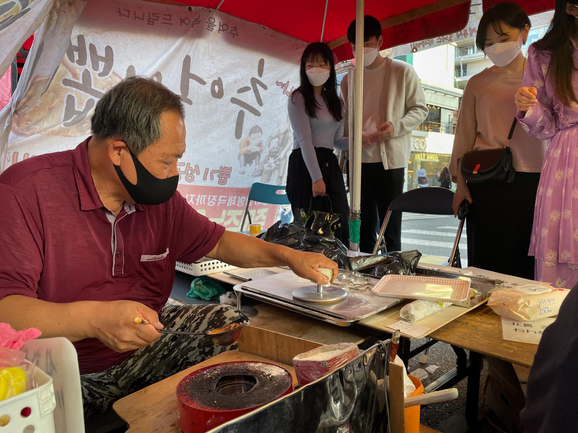 $!ILim Chang-joo continúa vendiendo las dalgonas en su puesto callejero que se ha convertido en uno de los más populares de Seúl tras el éxito de la serie.
