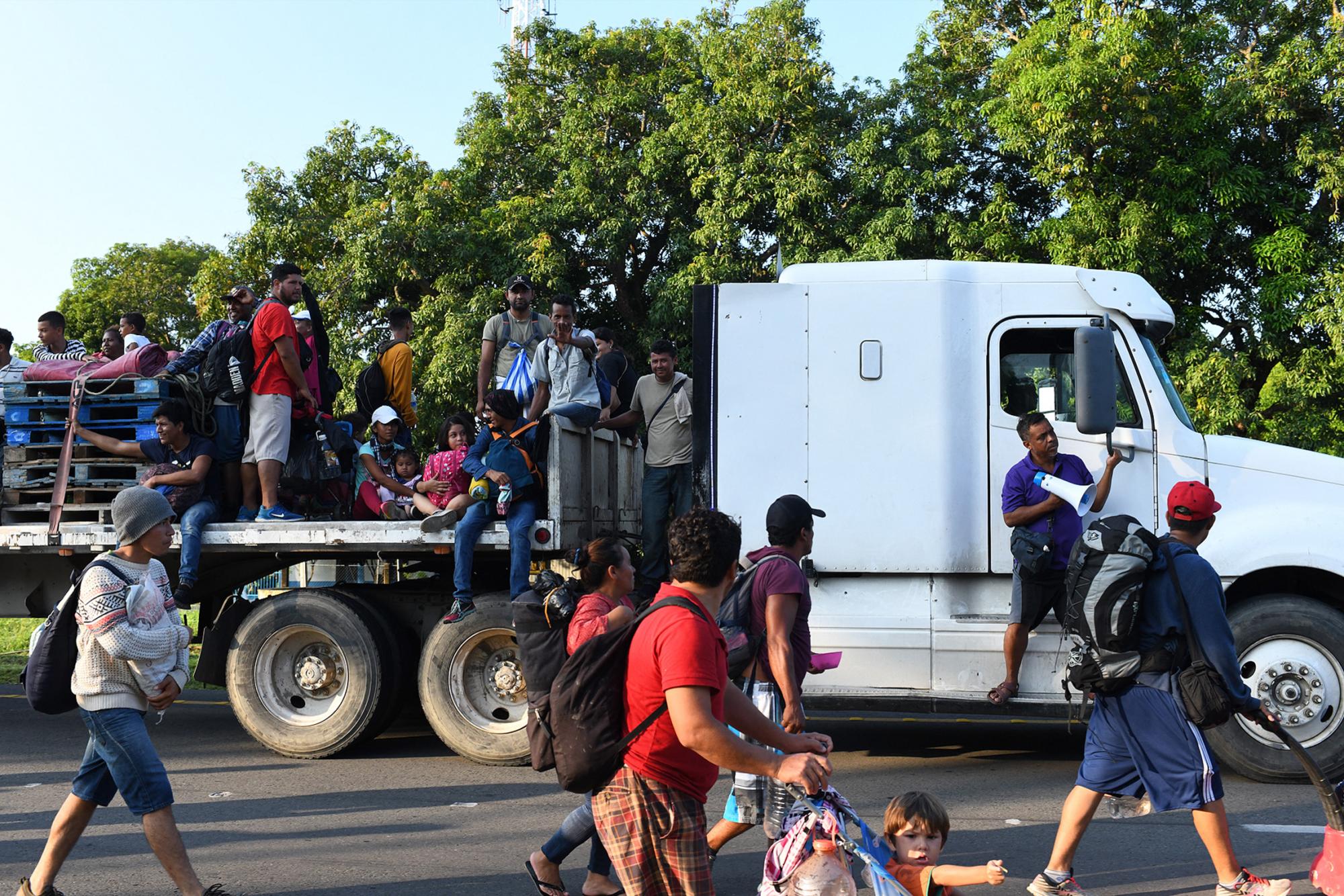 La caravana migrante avanza lentamente y con temor a las fuerzas de seguridad mexicanas.