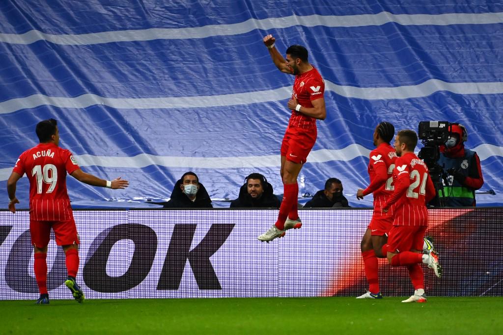 El delantero Rafa Mir festejando el gol del Sevilla que abrió el marcador en el Santiago Bernabéu.