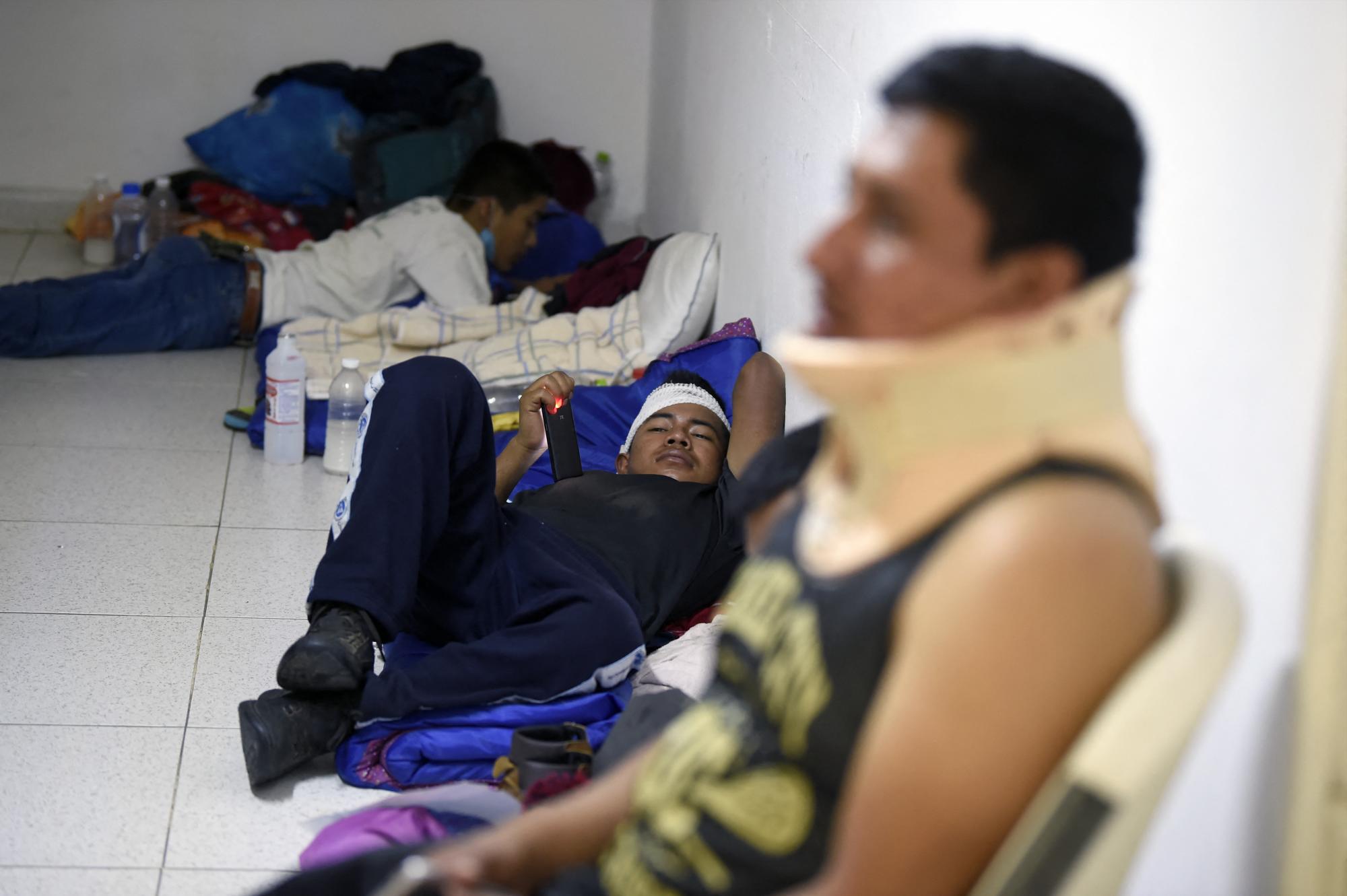 Migrantes que resultaron heridos se recuperan en un hospital de Chiapas.