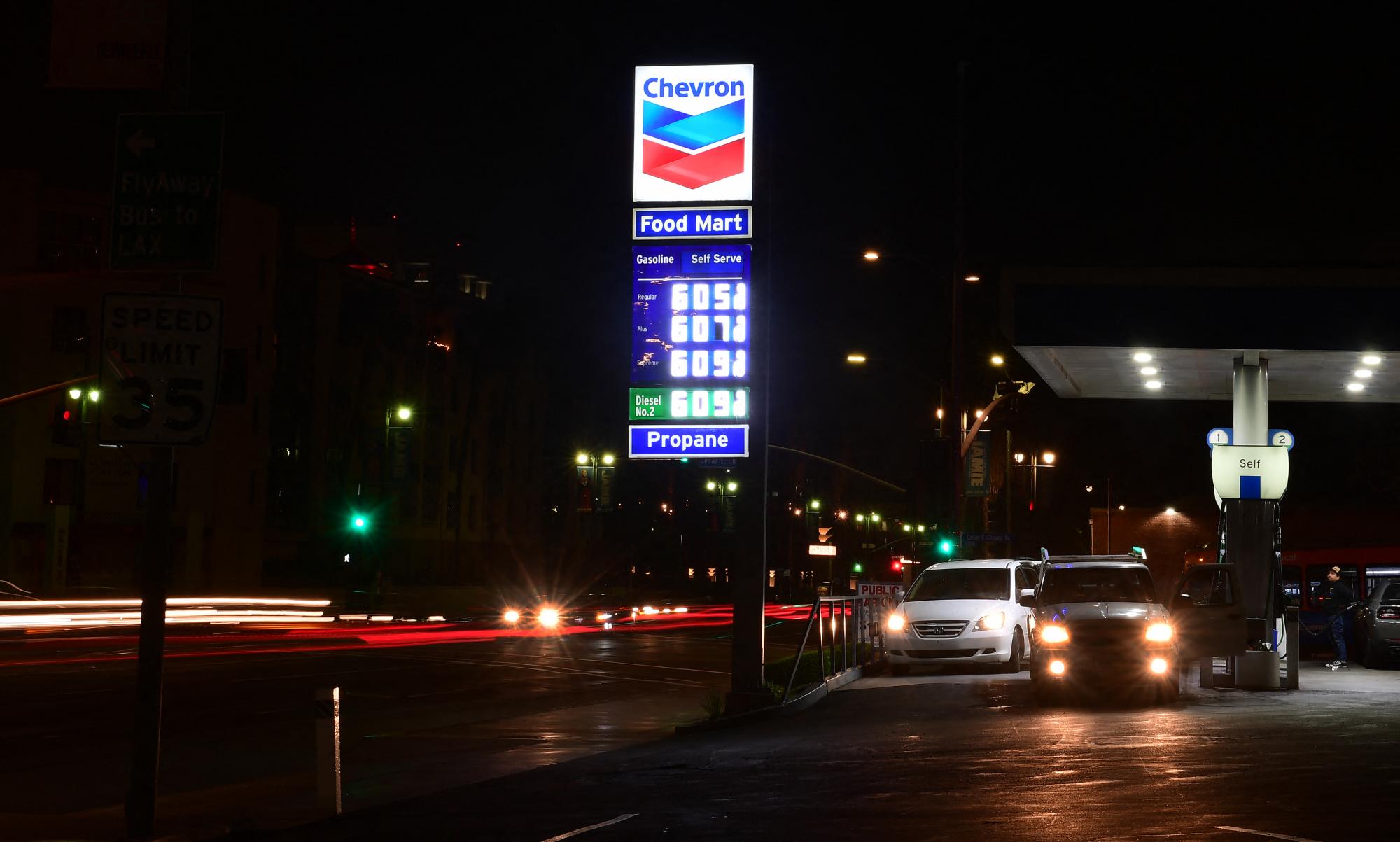 Los precios de los gasolinas siguen en alza pese al uso de las reservas de petróleo de EEUU.