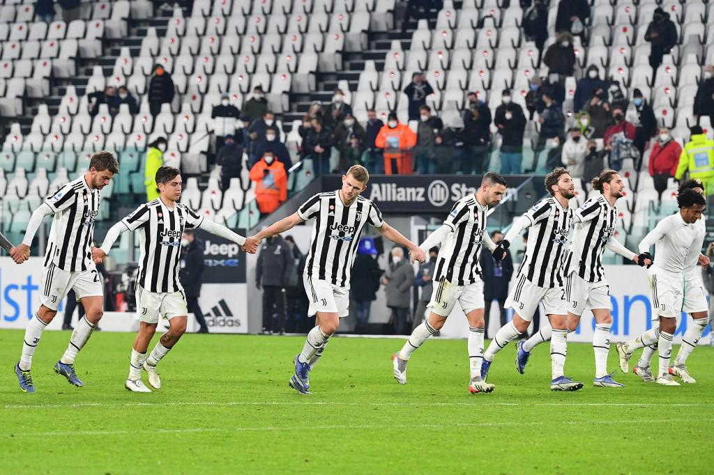 Jugadores de la Juventus festejaron con su afición la victoria obtenida ante Udinese.