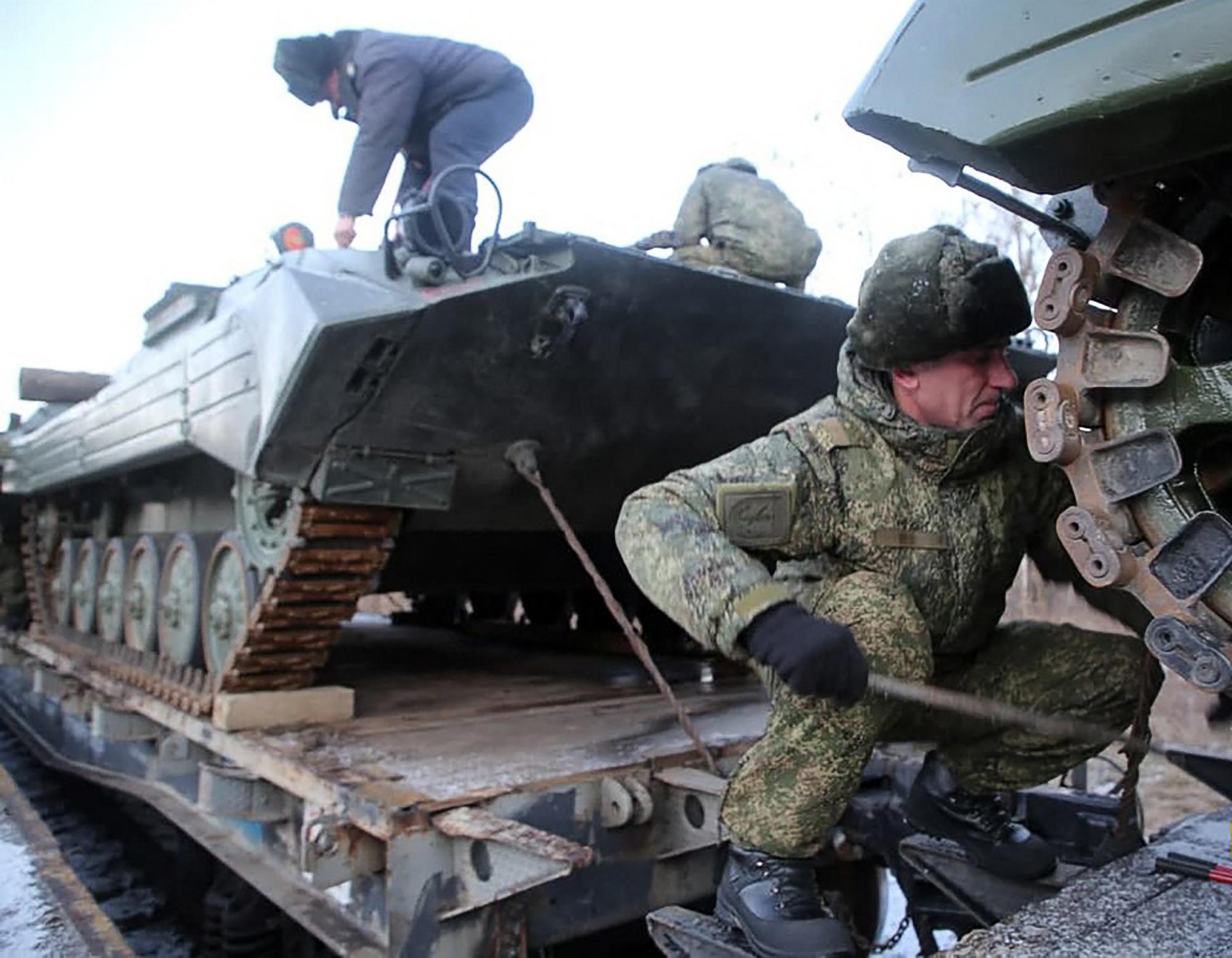 Militares rusos apostados en la frontera con Ucrania se aprestan para realizar maniobras.