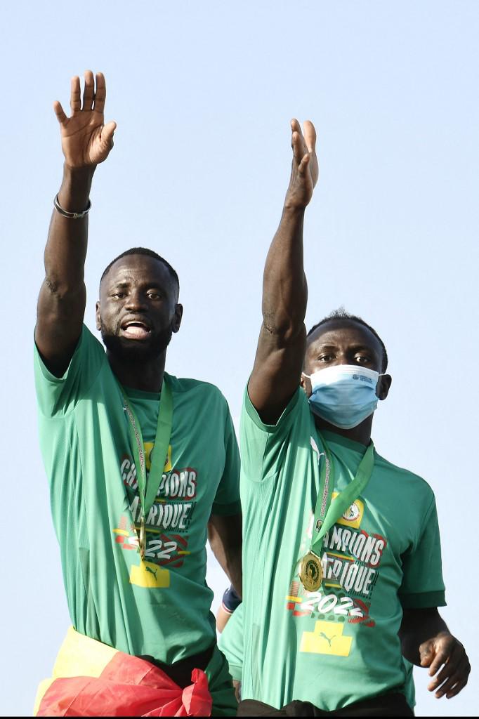 Los jugadores Cheikhou Kouyaté y Sadio Mané de Senegal durante los festejos con sus afición.