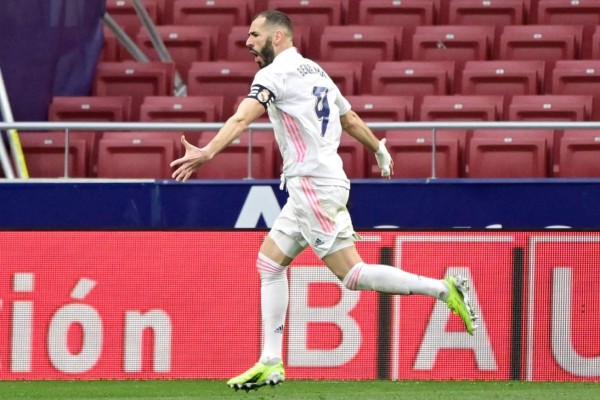 Real Madrid's French forward Karim Benzema celebrates after scoring a goal during the Spanish league football match Club Atletico de Madrid against Real Madrid CF at the Wanda Metropolitano stadium in Madrid on March 7, 2021. (Photo by JAVIER SORIANO / AFP)