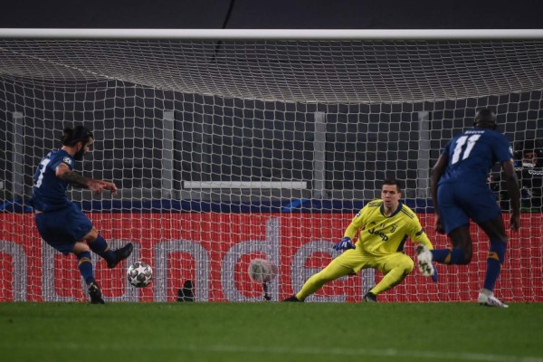 FC Porto's Portuguese midfielder Sergio Oliveira (L) shoots to score a penalty past Juventus' Polish goalkeeper Wojciech Szczesny and open the scorring during the UEFA Champions League round of 16 second leg football match between Juventus Turin and FC Porto on March 9, 2021 at the Juventus stadium in Turin. (Photo by Marco BERTORELLO / AFP)