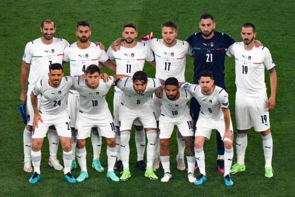 (From L) Italy's defender Giorgio Chiellini, Italy's defender Alessandro Florenzi, Italy's defender Leonardo Spinazzola, Italy's midfielder Nicolo Barella, Italy's forward Domenico Berardi, Italy's midfielder Manuel Locatelli, Italy's forward Ciro Immobile, Italy's forward Lorenzo Insigne, Italy's midfielder Jorginho, Italy's goalkeeper Gianluigi Donnarumma and Italy's defender Leonardo Bonucci pose before the UEFA EURO 2020 Group A football match between Turkey and Italy at the Olympic Stadium in Rome on June 11, 2021. (Photo by Andrew Medichini / POOL / AFP)
