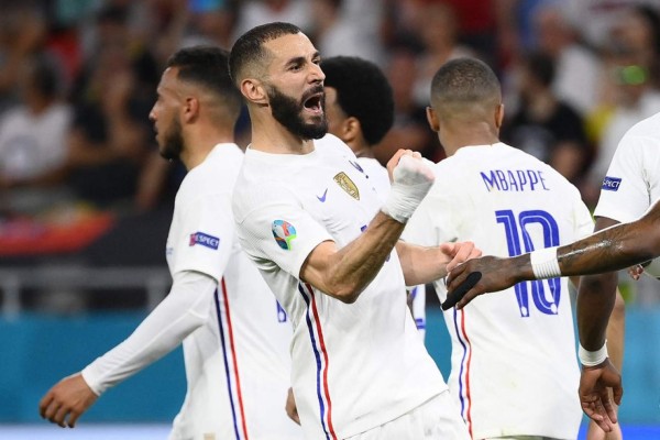 France's forward Karim Benzema celebrates with teammates after scoring a penalty during the UEFA EURO 2020 Group F football match between Portugal and France at Puskas Arena in Budapest on June 23, 2021. (Photo by FRANCK FIFE / POOL / AFP)