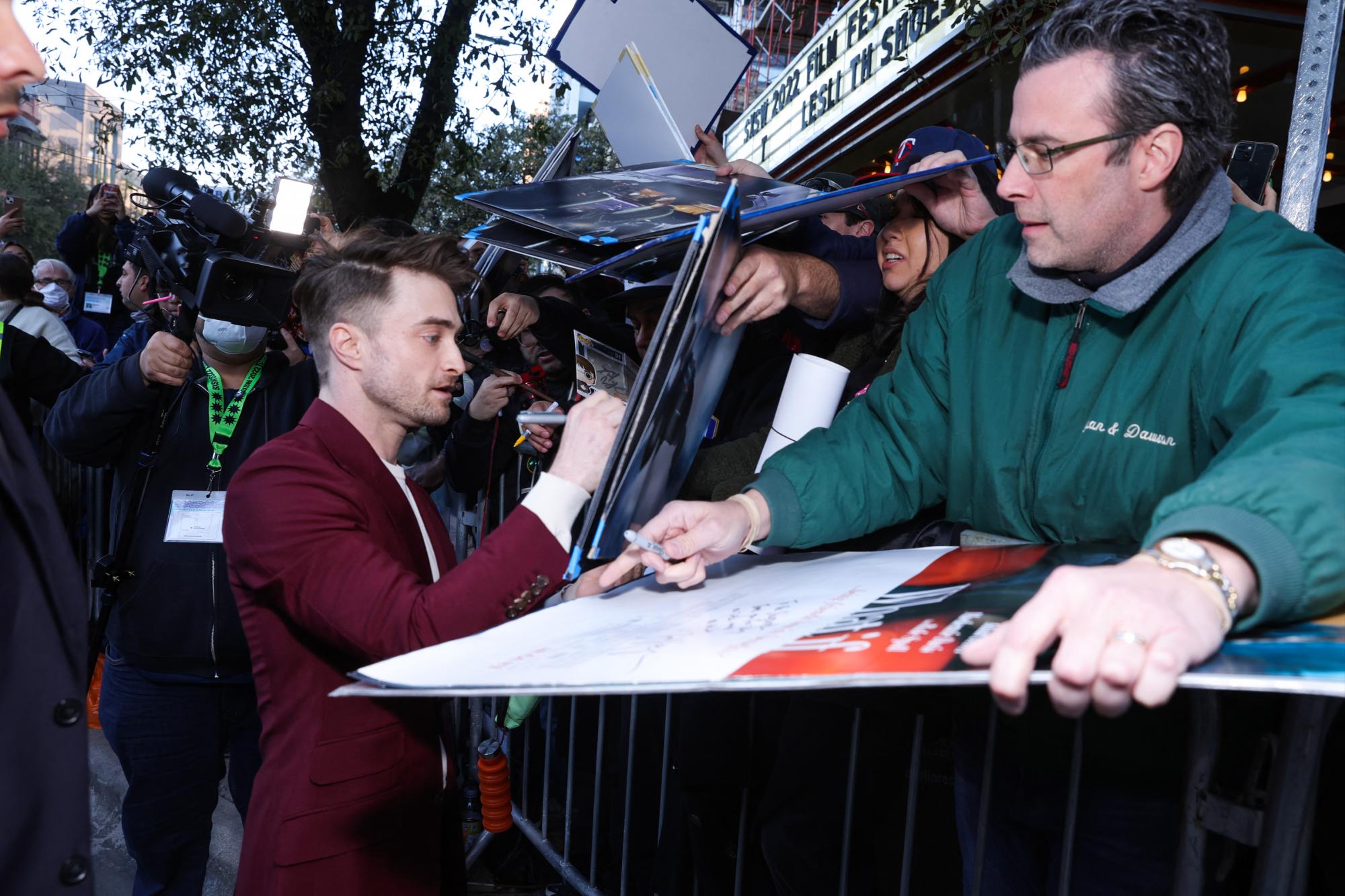 Daniel Radcliffe firma autógrafos para sus fans en Austin, Texas.