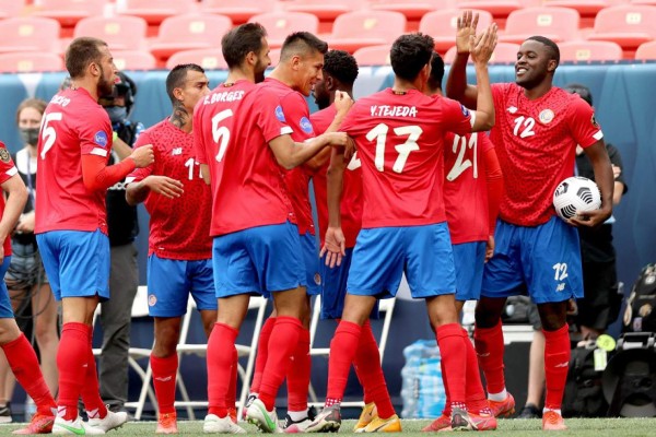 DENVER, COLORADO - JUNE 06: Joel Campbell #12 of Costra Rica is congratulated by his teammates after scoring a goal against Honduras in the first half during the third place match of the Finals of the CONCACAF Nations League Finals of at Empower Field At Mile High on June 06, 2021 in Denver, Colorado. Matthew Stockman/Getty Images/AFP (Photo by MATTHEW STOCKMAN / GETTY IMAGES NORTH AMERICA / Getty Images via AFP)