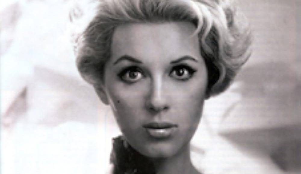 Inició su carrera en el teatro a mediados de la década de 1950, pero su extraordinaria belleza y talento histriónico la llevaron rápidamente al cine. Su debut en la gran pantalla fue en la película “La Sombra del Río” (1957), donde compartió créditos con los famosos cómicos “Viruta” y “Capulina”.Durante la década de 1960, Tere alcanzó la cumbre de su carrera, participando en múltiples producciones junto a las grandes estrellas del momento. Fue conocida por sus papeles de mujer frívola y caprichosa, llegando a ser catalogada como “la mujer insoportablemente femenina de todo el cine mexicano”.