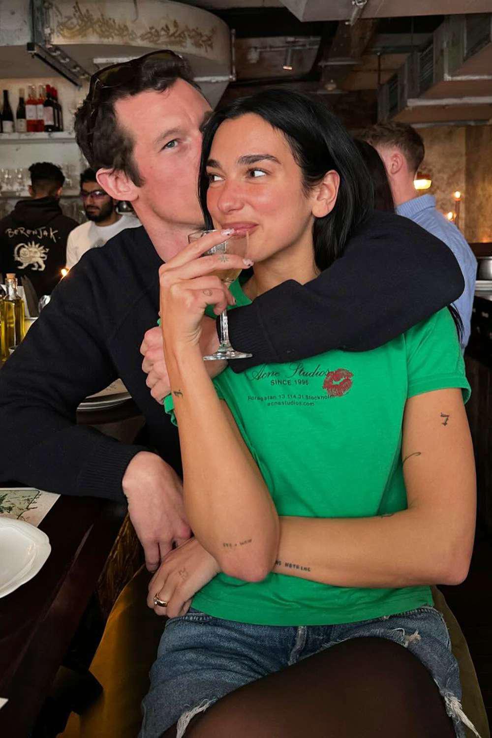 Callum Turner lloró durante su boda civil con Dua Lipa