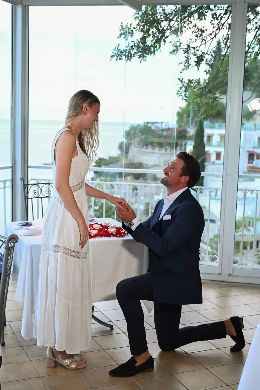 Parejas famosas del cine y la música que se comprometieron este 2025