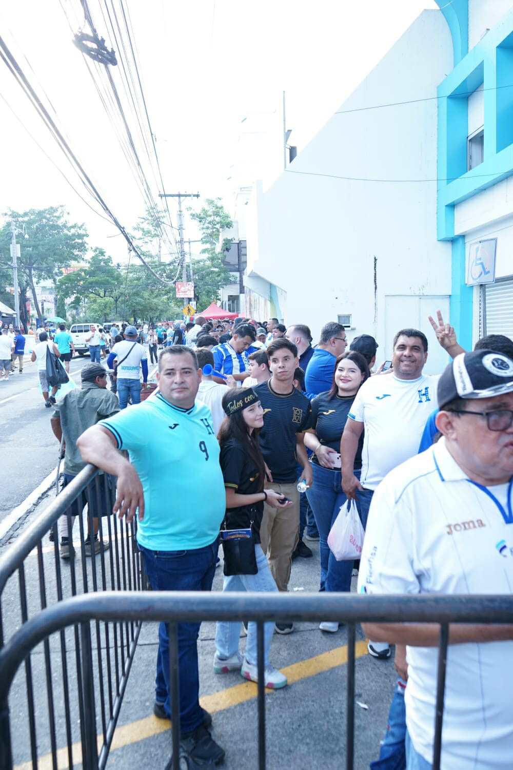 Ambientazo para el Honduras-Costa Rica, petición a Navas y gesto de 'alemán'