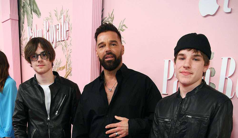 Para pasar por la alfombra roja, Martin optó por una camisa negra y sus gemelos eligieron chaquetas de cuero negras y posaron uno al lado del otro, posando para la cámara mientras estaban uno al lado del otro. Martin dio la bienvenida a sus gemelos a través de una madre sustituta en 2008 como padre soltero. 
