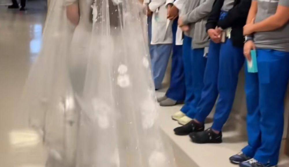 En la sala del hospital médicos y enfermeros conformaron una valla recibiendo a la novia entre aplausos por su noble gesto de cambiar el sitio de su boda.