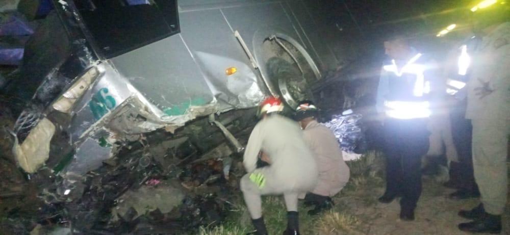 Las víctimas quedaron debajo del autobús, un Comil Campione Mercedes-Benz.