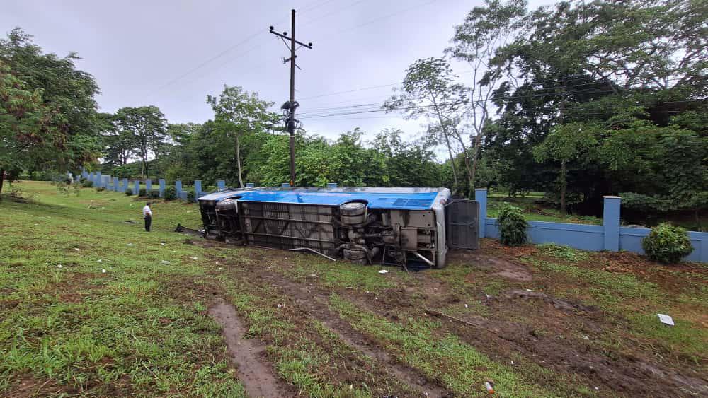 Varios heridos tras accidente de bus y mototaxi en Atlántida