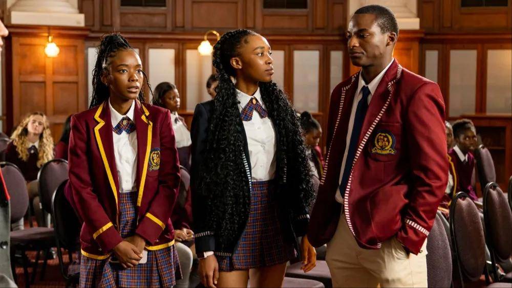 ‘Blood &amp; Water’ (Temporada 4) - Nos presenta a Puleng Khumalo, una chica de 16 años, inteligente e impulsiva proveniente de Ciudad del Cabo. Pronto la invitan a una fiesta en la que coincide con una chica exactamente igual a ella, solo que esta es una gran nadadora y además la estrella de un prestigioso colegio. La serie también estrena el viernes 1 de marzo.