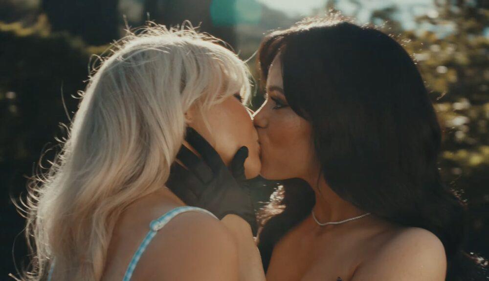 El inesperado beso entre Sabrina Carpenter y Jenna Ortega