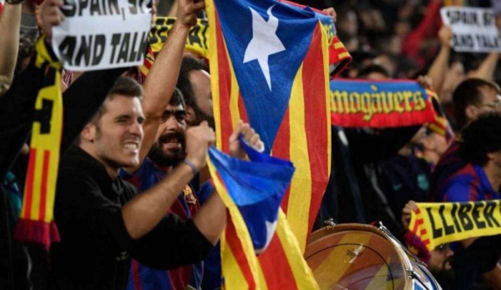 La afición del Barcelona que llegó al Camp Nou expresó su molestia por el nivel bajo que presenta el equipo. Además, ha vuelto a ser escenario de una reivindicación contra la sentencia del procés y a favor de los políticos presos de Cataluña.