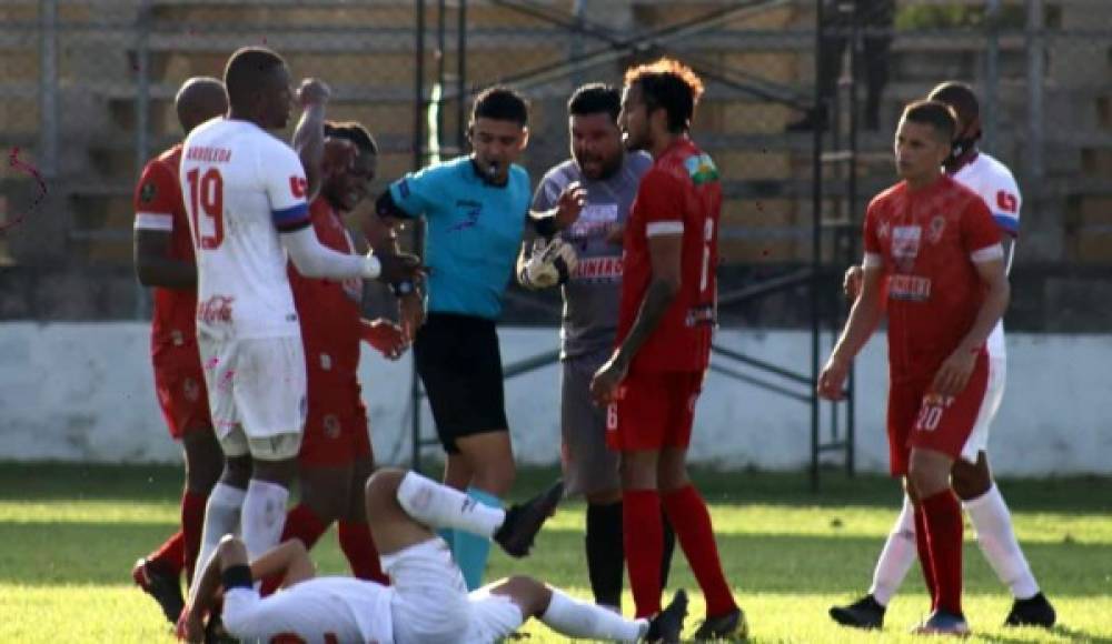 El árbitro Luis Mejía le mostró la tarjeta roja a Obed Enamorado tras la agresión a Carlos Pineda, quien también fue expulsado por llegar tarde a un balón y dejarle los tacos de frente al portero de la Real Sociedad. Foto Edgar Witty