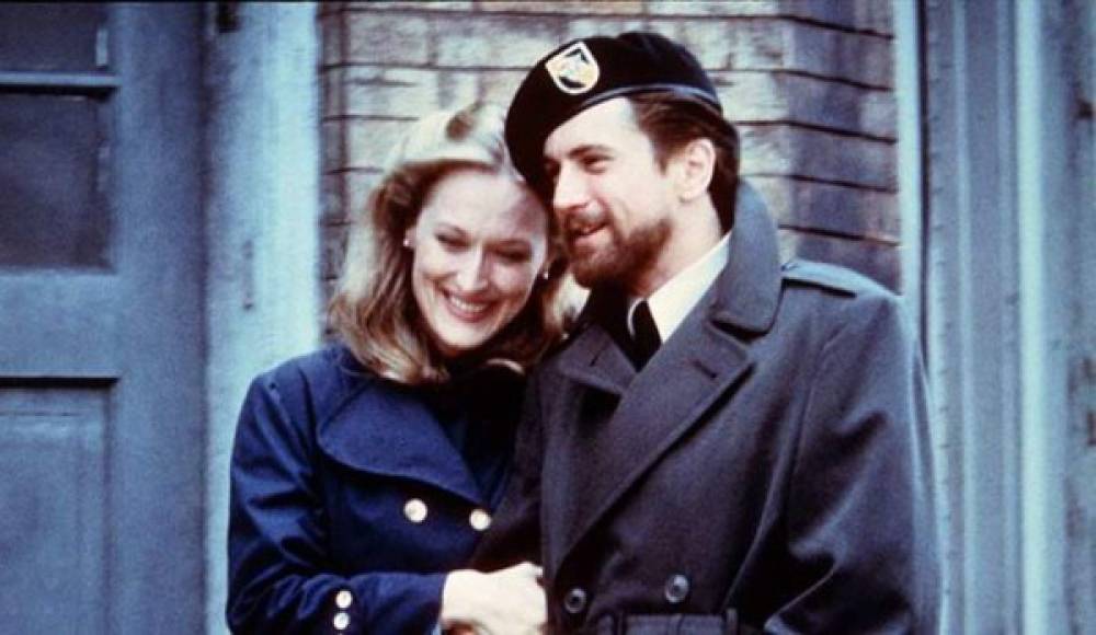 The Deer Hunter (1978)<br/><br/>Esta película le ganó su primera nominación al Oscar cuando tenía 29 años. Robert De Niro, quien protagoniza la película, convenció al director Michael Cimino de elegir a Meryl para interpretar a Linda. En esta historia sobre la guerra de Vietnam, ella es una mujer que sin pretensiones, se encuentra entre los compañeros de guerra Michael (De Niro) y Nick (Christopher Walken). El papel en teoría era pequeño, pero Streep lo hizo tan grande que ganó la nominación.<br/><br/>