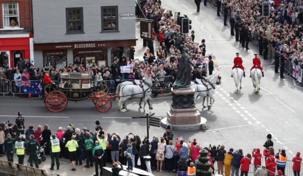 Centenares de personas se reunieron en las afueras del castillo de Windsor para ver a los nuevos esposos cuando salían en carruaje.