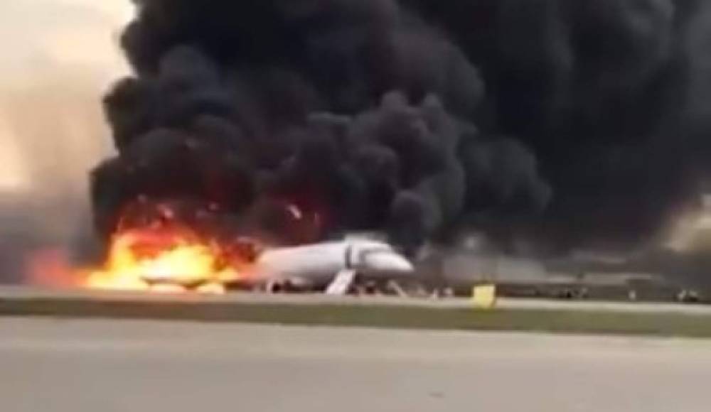 El avión Sukhoi modelo Superjet 100 había despegado poco después de las 15h00 GMT de ese mismo aeropuerto con 73 pasajeros y 6 tripulantes rumbo a Múrsmank, en el extremo norte ruso, pero a los pocos minutos declaró una emergencia y aterrizó en un segundo intento casi media hora después de su despegue.