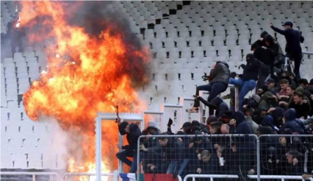 Violencia en Grecia durante la Champions League. Antes del inicio del partido entre el AEK Atenas y el Ajax de Holanda, las dos aficiones se enfrentaron en las gradas del estadio con bengalas y bombas de estruendo.