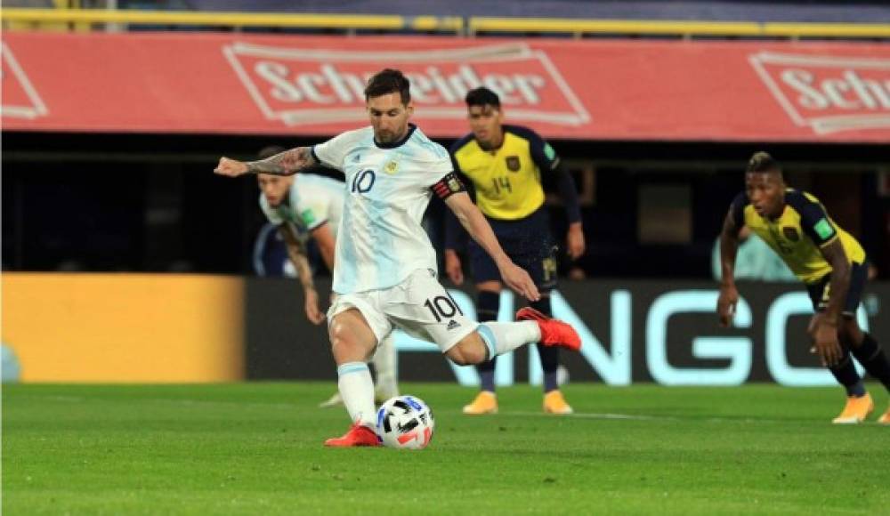 Messi al momento de lanzar el penal con el que ganó Argentina a Ecuador.