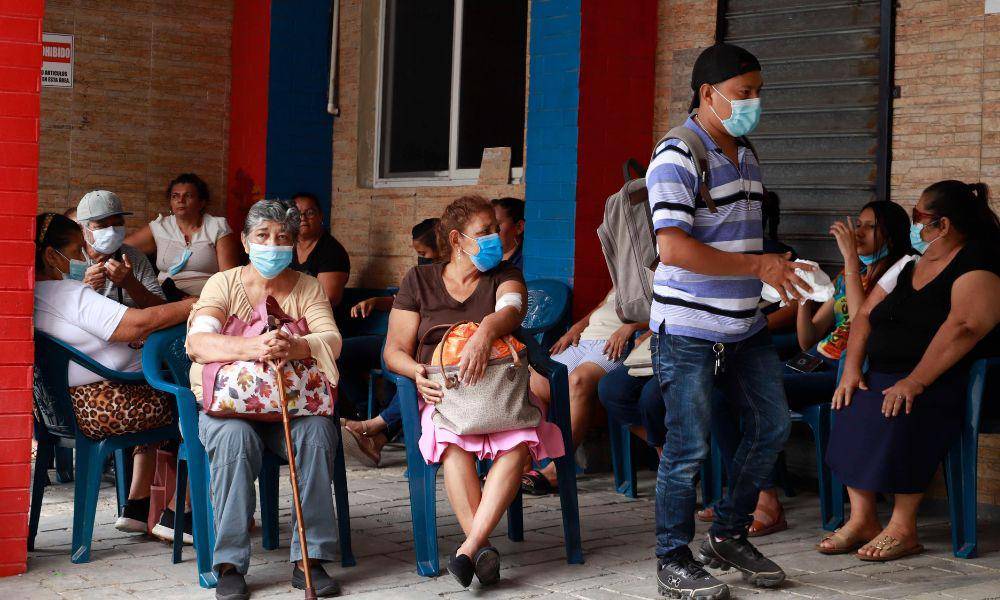 $!Miles de hondureños entre jóvenes, adultos y ancianos enfrentan cada semana el sacrificio que representa movilizarse desde sus casas para someterse a tratamientos de diálisis.