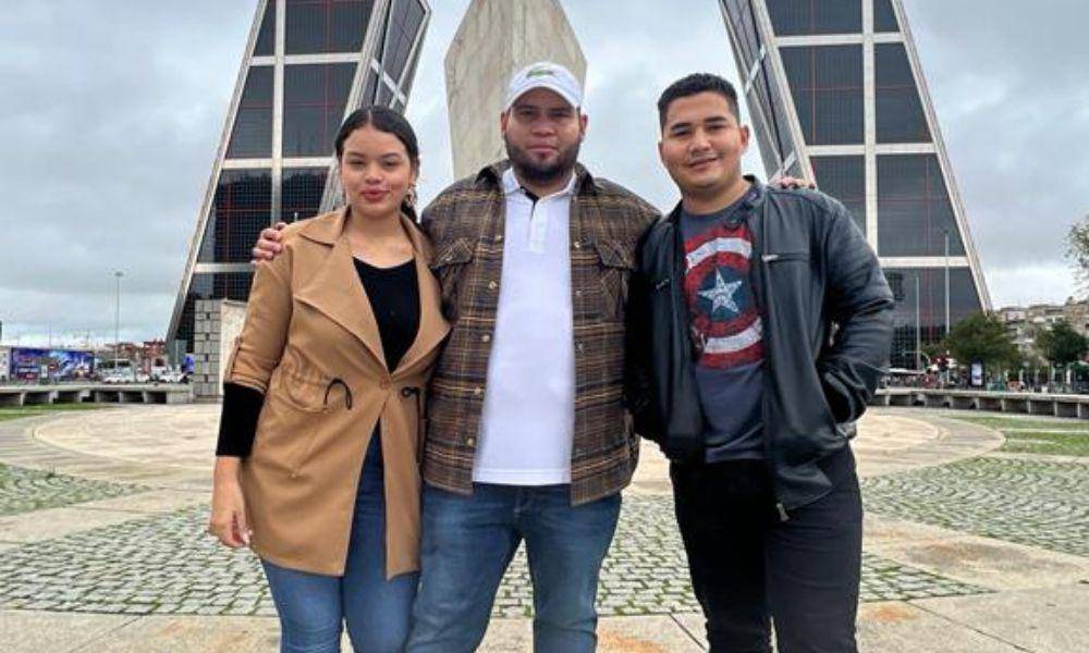 $!Bayron no se había podido reincoporar a labores en España debido a su tratamiento de diálisis.