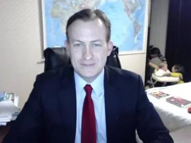 Este domingo se cumplen siete años desde que el profesor Robert E. Kelly y su familia se convirtieron en protagonistas de un momento viral. Durante una entrevista en vivo con la cadena BBC, el experto en Corea fue interrumpido de manera graciosa por sus hijos, marcando un instante que capturó la atención de millones en todo el mundo.