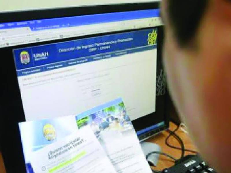 Estudiante de Unah navega por el sitio web de la institución para realizar su matrícula.