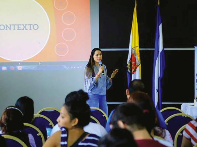 <b><span class=mln_uppercase_mln>Ponencia.</span></b> Estudiante habla de su propuesta de investigación durante un congreso anterior.<span class=mln_uppercase_mln> </span>