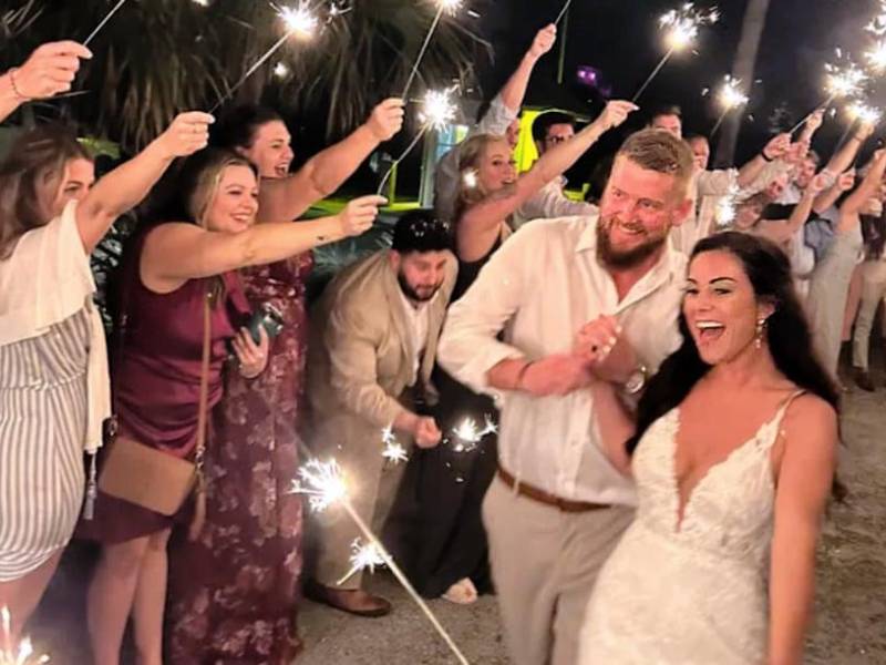 Una boda terminó en tragedia en Carolina del Sur después de que una mujer que conducía bajo los efectos del alcohol y a más del doble del límite de velocidad se estrellara contra el vehículo que trasladaba a los recién casados que acababan de salir de la recepción, matando a la novia y dejando gravemente herido al novio, informaron medios locales.