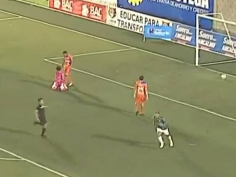 Increíble error del portero de la UPN y Royón del Marathón aprovechó