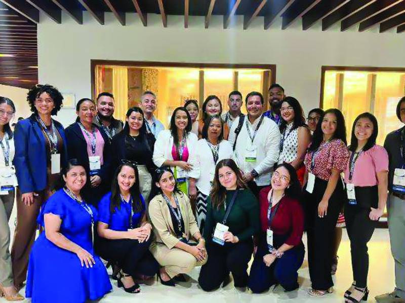 Los estudiantes de Derecho y la catedrática Lilian Orellana.