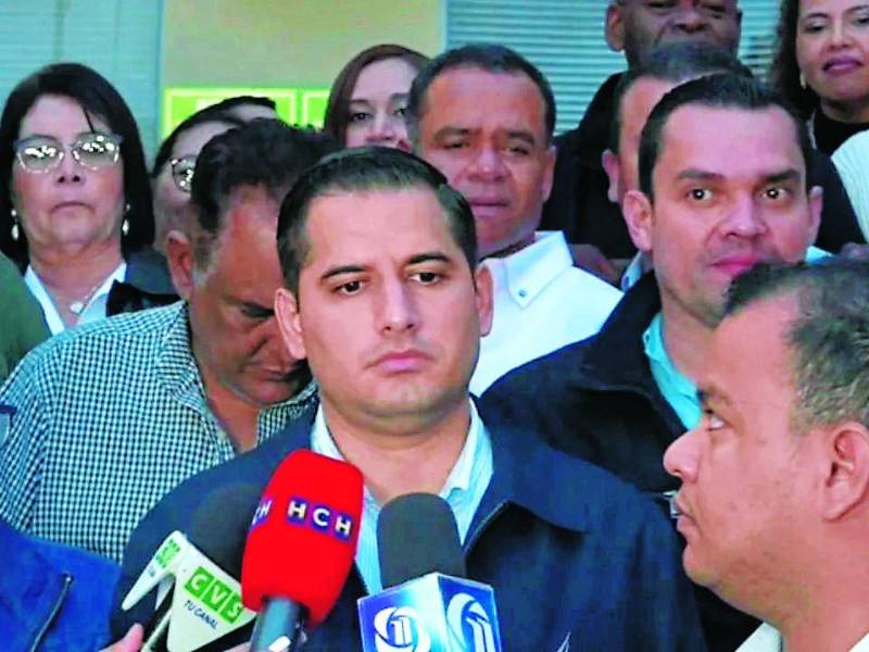 <b>A las 10:00 am, diputados de tres bancadas de oposición convocaron al jefe de Libre.</b>