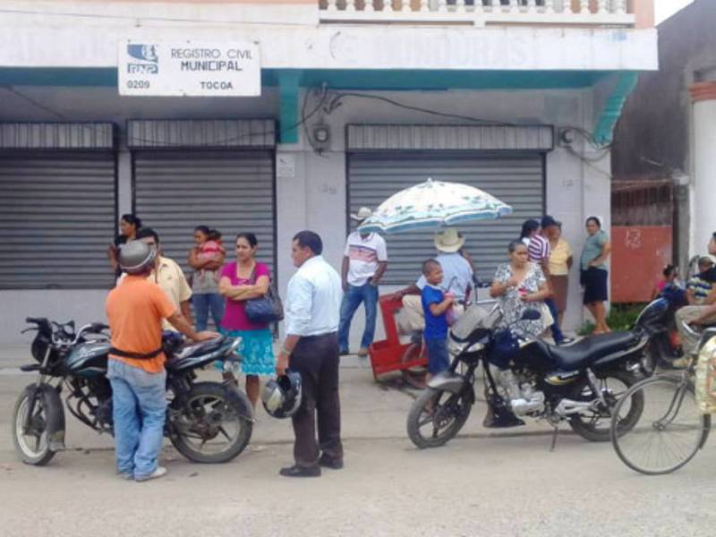 Los pobladores se quejaron al ver cerrado el local donde funciona el Registro.