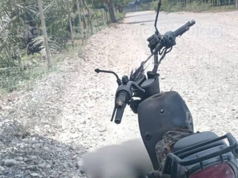La motocicleta quedó incendiada junto al cadáver de Noel Isaías Baquedano completamente carbonizado.