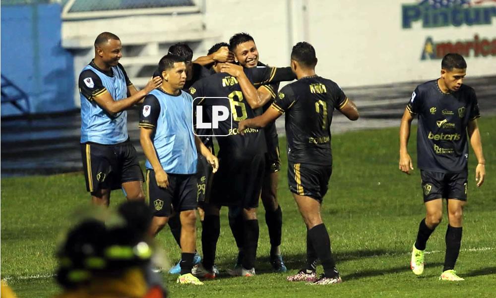 La celebración de los jugadores del Olancho FC tras el gol de Agustín Auzmendi.