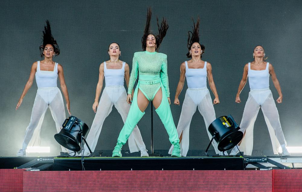 Grabé tu nombre en mis costillas: indirectas de Rosalía a Rauw Alejandro